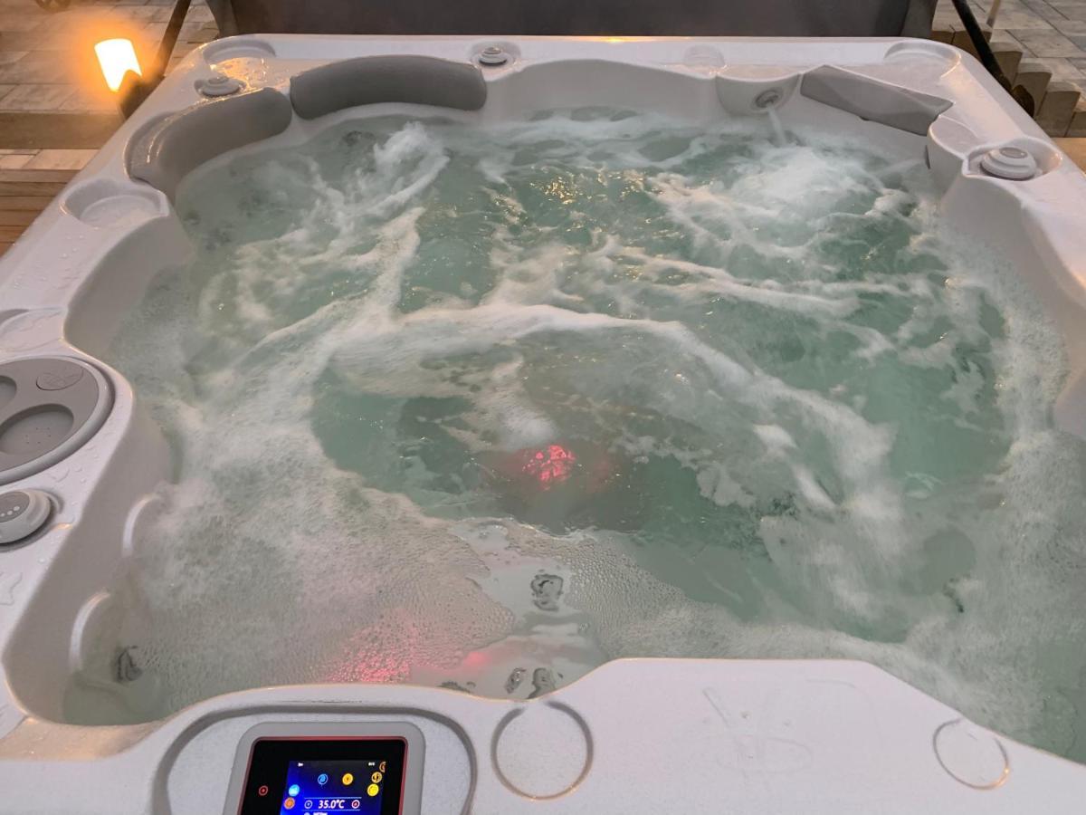 Chez La Rose Luxueuse Cottage Avec Jacuzzi Rouvres-la-Chetive ภายนอก รูปภาพ